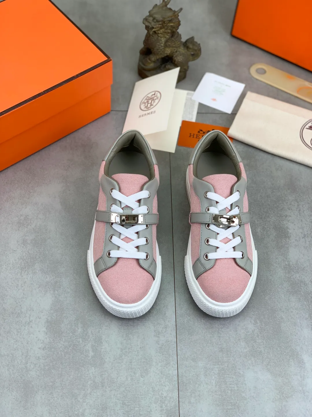Men's men's shoes 💰P640 New Hermes top version Hermès classic couple style #𝐊𝐞𝐥𝐥𝐲 buckle casual white shoes skateboard shoes that will not conflict with shoes at all. Full of unknowns, Hermès rarely produces flat casual shoes and they are paired with classic palladium-plated Kelly shoe buckles! You'll fall in love with it at first sight. It's super versatile and can be worn with any skirt or pants. 🉑️Close your eyes and wear it. It's super noble. Fabric: Specific cowhide/canvas material. Lining: Sheepskin lining. Outsole: Original molded TPU outsole. Size: 35-45.